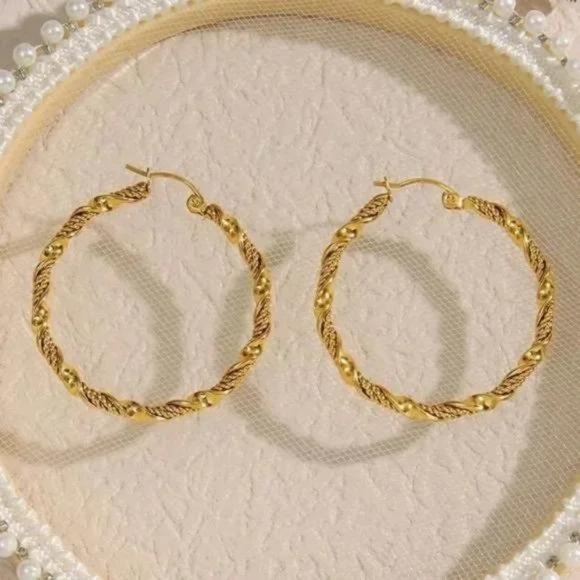 NEW 18K GOLD TWISTED CIRCLE HOOP EARRINGS - Picture 4 of 6